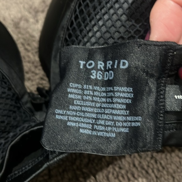 Black push up bra 36DD with mesh overlay - Picture 2 of 2